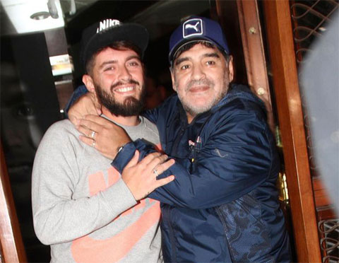 Diego Sinagra (trái) và ông bố nổi tiếng Maradona đoàn tụ năm 2016