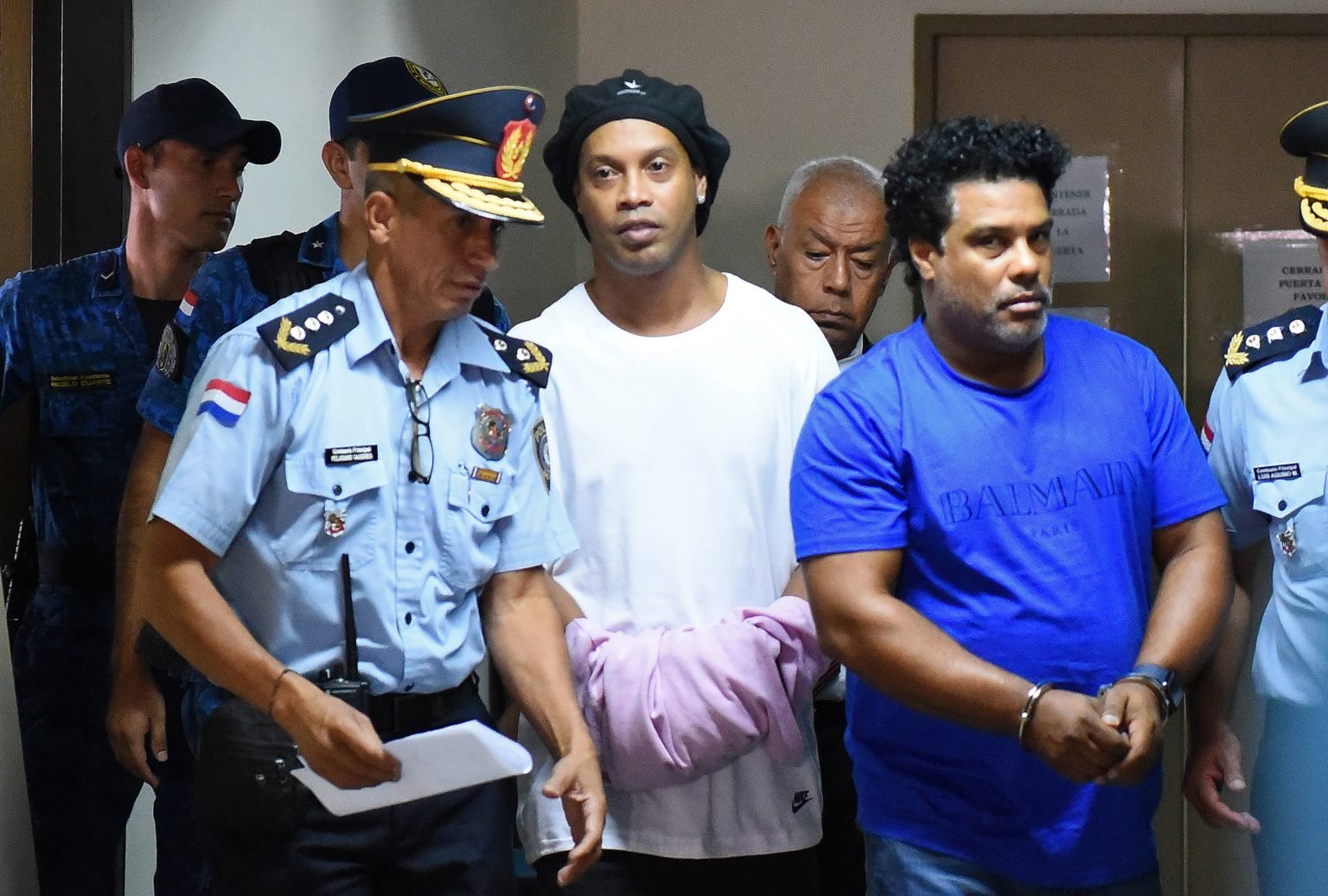 Ronaldinho khi bị cảnh sát Paraguay bắt vì dùng hộ chiếu giả
