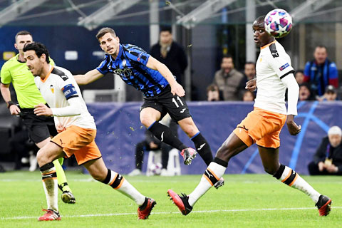 Trận Atalanta - Valencia (áo sáng) tại lượt đi vòng 1/8 Champions League 2019/20