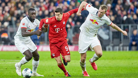 Bayern (áo sẫm) và Leipzig có thể sẽ ăn ở tập trung, thi đấu tại một địa điểm trong phần còn lại của Bundesliga 2019/20