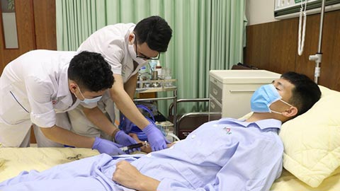 Đình Trọng phải hút lại dịch đầu gối