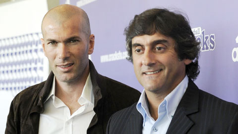 Zinedine Zidane (trái) và thần tượng Enzo Francescoli