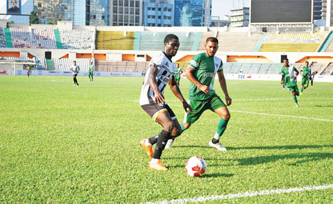 Diabate Souleymane (trái) trong màu áo  đội bóng mới Mohammedan Dhaka
