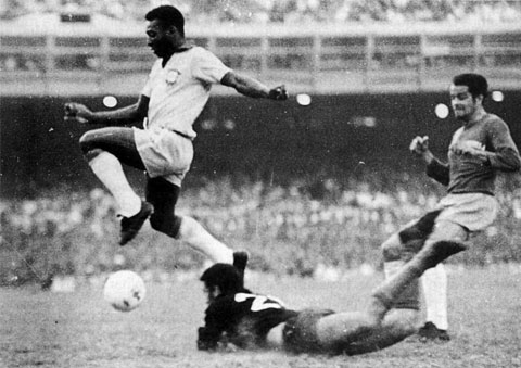 Pele (trái) trong trận đá giao hữu với ĐT Nigeria năm 1969