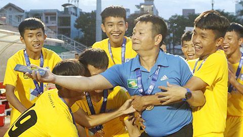 Văn Quyến làm HLV phó U17 SLNA Văn Quyến làm HLV phó U17 SLNA