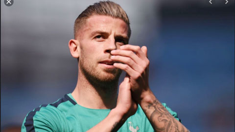 Hậu trường sân cỏ 24/3: Alderweireld thu gom máy tính bảng vì Covid-19