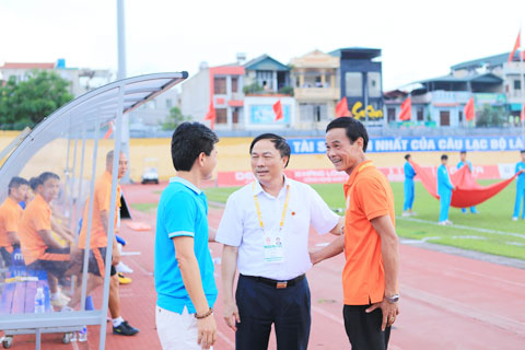 Ông bầu Nguyễn Văn Đệ (giữa) hỏi thăm HLV Nguyễn Văn Dũng (phải) và GĐKT Nguyễn Văn Sỹ trước một trận đấu tại V.League	 Ảnh: Minh Tuấn