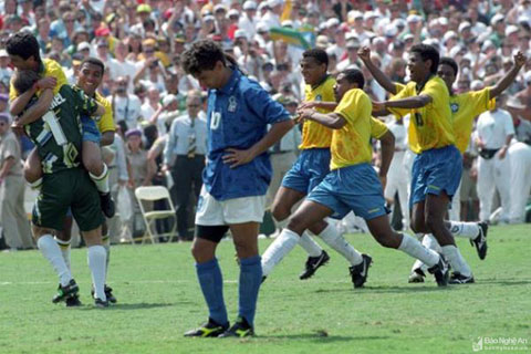 Baggio từ người hùng thành tội đồ của bóng đá Italia khi đá hỏng penalty giúp cho Brazil đăng quang tại World Cup 1994