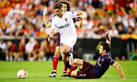 Torres (áo sáng) có thể đá ở cả cánh trái lẫn phải ở hàng tiền vệ