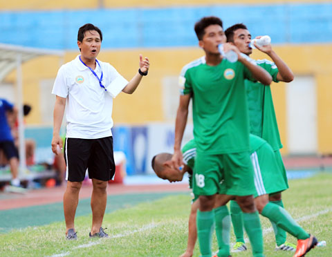HLV Minh Phương đang nhắc nhở các cầu thủ trong một trận đấu của giải hạng Nhất 	Ảnh: Đức Cường
