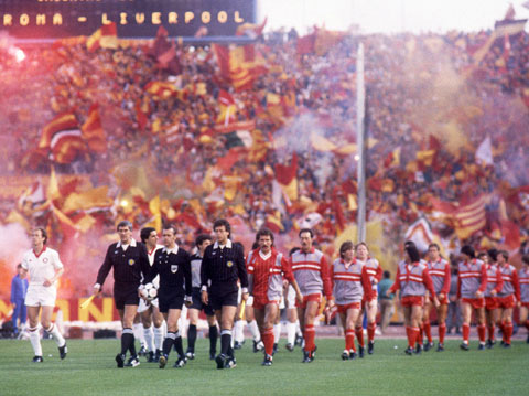 Tổ trọng tài dẫn hai đội Roma (áo trắng) và Liverpool ra sân thi đấu trận chung kết Cúp C1 mùa 1983-1984
