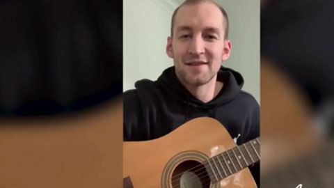 Cody Zeller học guitar  qua “thầy Youtube”