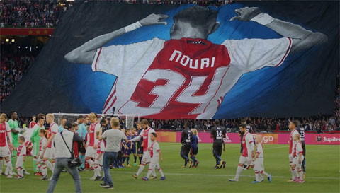 CĐV Ajax căng băng rôn có hình Nouri trên khán đài trong ngày vô địch