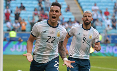 Lautaro (trái) và Aguero trong màu áo ĐT Argentina và sắp tới có thể cùng màu áo Man City