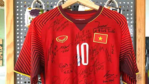 Bán đấu giá áo vô địch AFF Cup, Văn Quyết mua khẩu trang tặng bác sĩ Bán đấu giá áo vô địch AFF Cup, Văn Quyết mua khẩu trang tặng bác sĩ