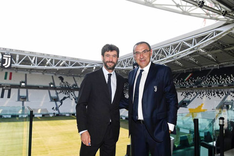 Chủ tịch Agnelli muốn cho thêm HLV Sarri (phải) thời gian để xây dựng Juve thành đội bóng có lối chơi quyến rũ