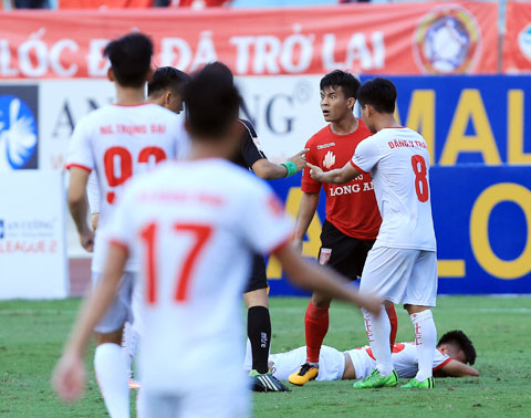 Văn Hào đổ gục xuống sân sau pha vào bóng của Tấn Tài (áo sẫm) ở mùa giải 2018