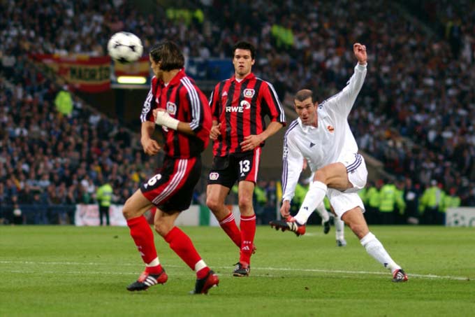 Ballack cùng đồng đội thua Real ở chung kết Champions League 2002 bởi cú vô lê xuất thần của Zidane