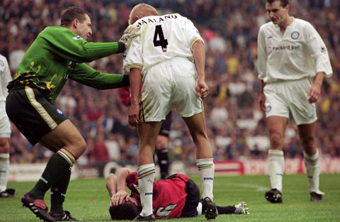 Roy Keane ôm hận sau lần bị cha Haaland hét vào mặt là kẻ ăn vạ năm 1997