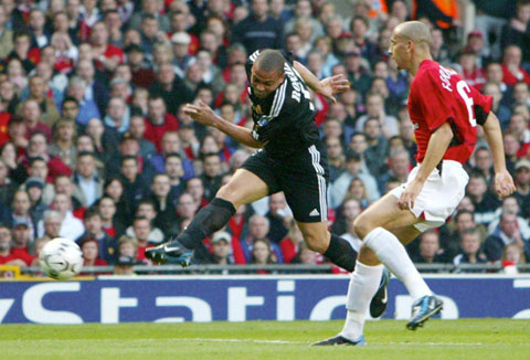 Ronaldo trong lần đọ sức với Ferdinand (phải)