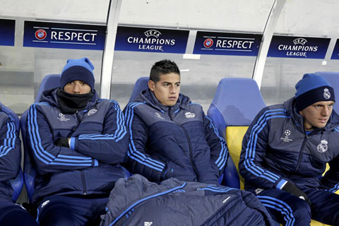 James Rodriguez (giữa) thường xuyên ngồi dự bị kể từ khi trở lại Real Madrid