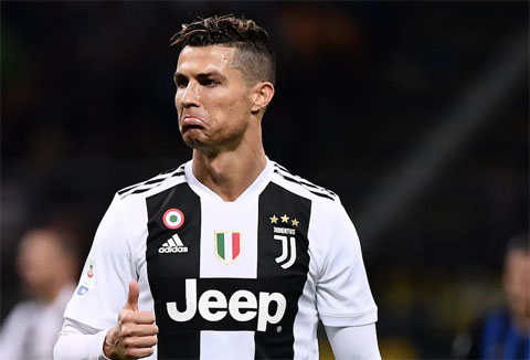 Ronaldo thiệt hại nặng sau khi bị Juventus giảm lương