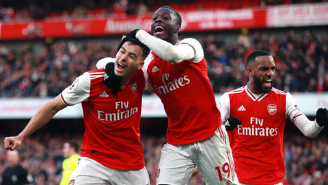 Các đàn anh chia vui cùng Martinelli (bìa trái) khi anh liên tục lập công cho Arsenal mùa này