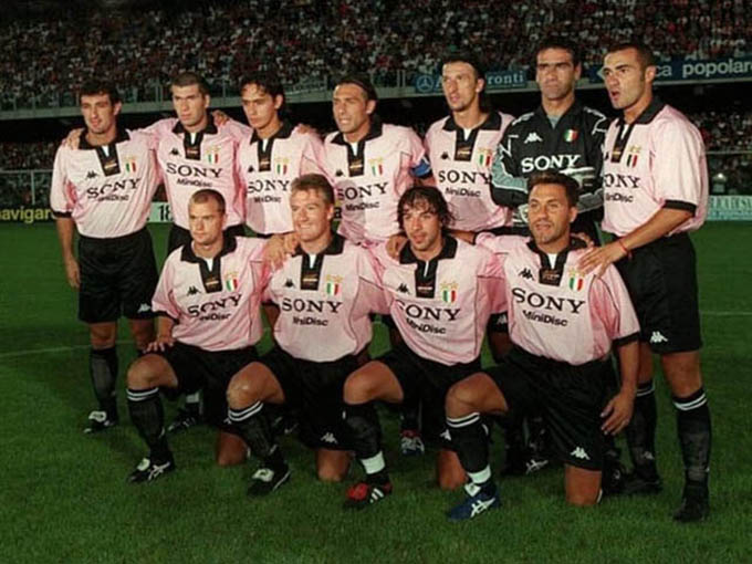 10. Áo đấu Juventus ở mùa giải 1997/98 được bán với giá 340 euro: Đây là mùa giải thành công của Juventus ở quốc nội với Siêu cúp Italia, chức vô địch Serie A nhưng lại chỉ giành được ngôi á quân Champions League