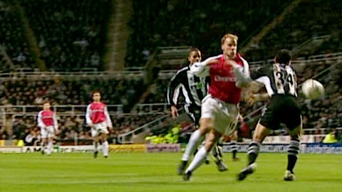  và Newcastle ở Premier League 2001/02 