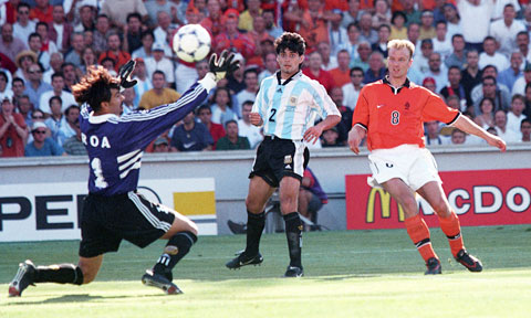 Hai bàn thắng để đời của Bergkamp vào lưới ĐT Argentina năm 1998...