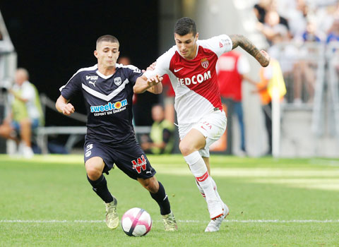 Pietro Pellegri (phải) từng tốn của Monaco 25 triệu euro nhưng sau 2 năm, anh chỉ ghi vỏn vẹn 1 bàn tại Ligue 1
