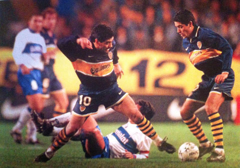 NHM chỉ một lần được chứng kiến Maradona và Riquelme sát cánh cùng nhau trong một trận đấu chính thức