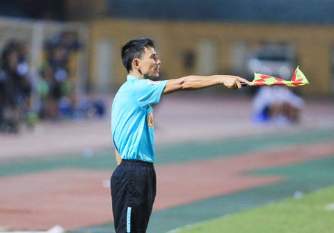 ... và trợ lý Phạm Mạnh Long điều hành một trận đấu tại V.League 	Ảnh: Đức Cường
