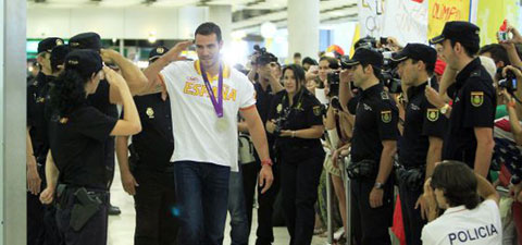 Saul Craviotto được các đồng nghiệp cảnh sát chào đón sau khi trở lại từ Olympic 2012