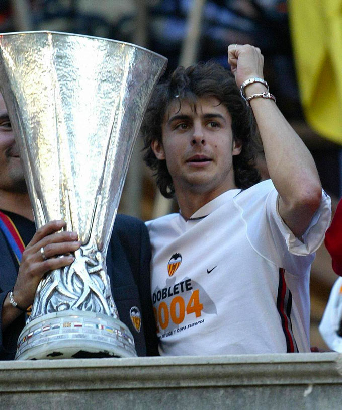 Aimar ăn mừng chức vô địch Europa League 2004