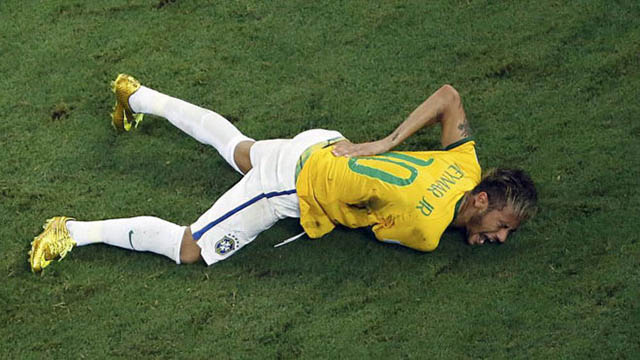 Gương mặt đầy đau đớn của Neymar