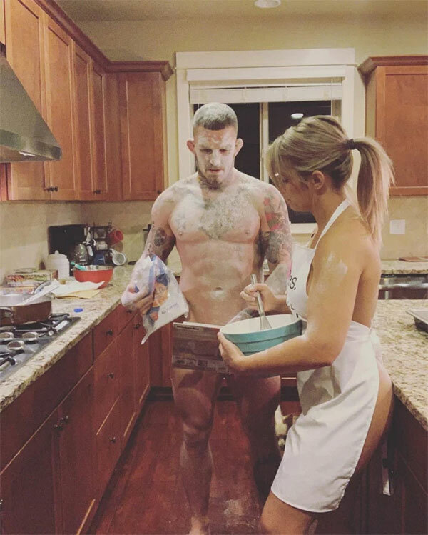 Đầu tiên, Paige VanZant và ông xã Austin Vanderford cùng nhau không mặc gì khi cùng xuống bếp nấu ăn. Được biết, Austin và bà xã VanZant đều là võ sỹ nổi tiếng trên sàn UFC