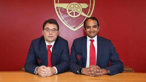 Vì không hiểu rõ về bóng đá nên các thương vụ mua bán Raul Sanllehi (trái) thực hiện tại Arsenal đều không thành công