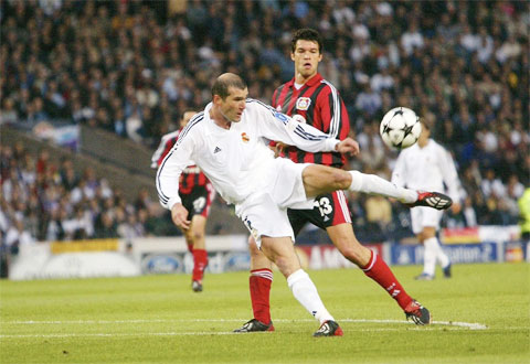 Khoảnh khắc Zidane vô lê đẹp mắt nhấn chìm Leverkusen trong trận chung kết