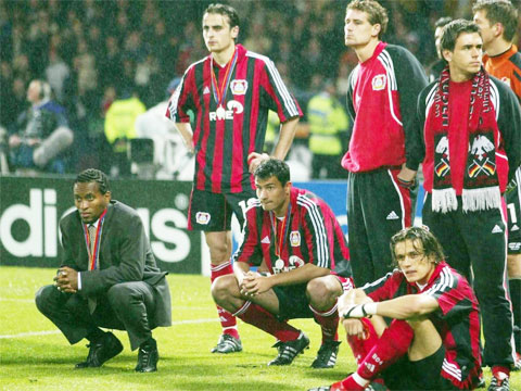 Berbatov (hàng đứng, bìa trái) và đồng đội buồn bã nhìn Real đăng quang Champions League 2001/02