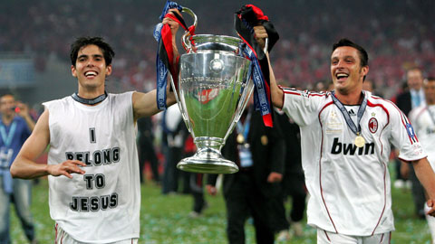 Kaka (trái) và đồng đội nâng cao cúp Champions League 2006/07