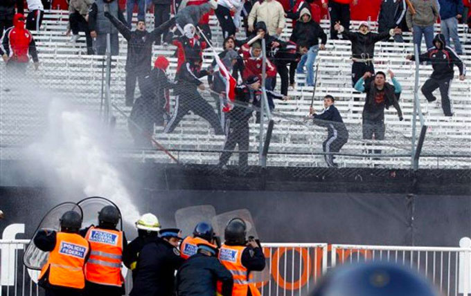 Đám đông cuồng nộ đối đầu với cảnh sát trong ngày River Plate rớt hạng