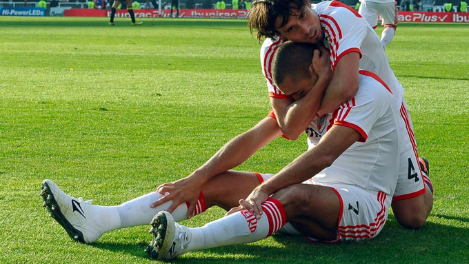 Trezeguet khóc trên sân sau khi hoàn thành mùa giải chấn hưng River Plate