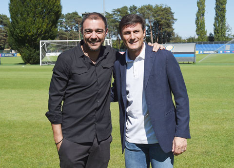 Recoba (trái) trở lại sân Giuseppe Meazza thăm Zanetti giờ là phó chủ tịch Inter