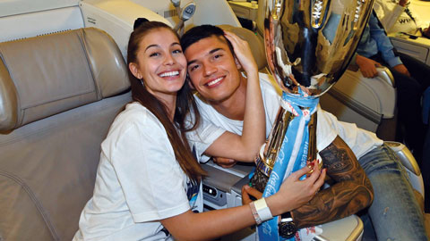 'Hoa hậu nghiện săn cầu thủ' bỏ Ronaldo để cặp sao Lazio