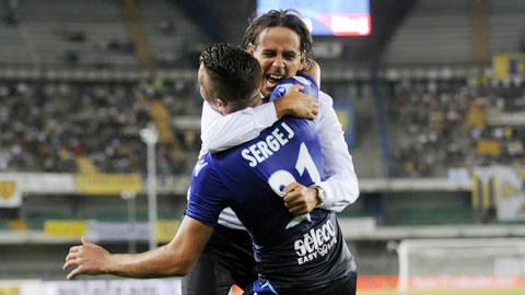 “Ngôi sao” sáng nhất của Lazio hiện tại chính là HLV Inzaghi (áo sáng)