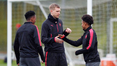 Mertesacker đang giúp Arsenal phát hiện ra nhiều tài năng trẻ, như Nelson (phải)
