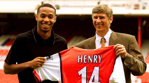 HLV Wenger (phải) hồ hởi  ra mắt Henry năm 1999