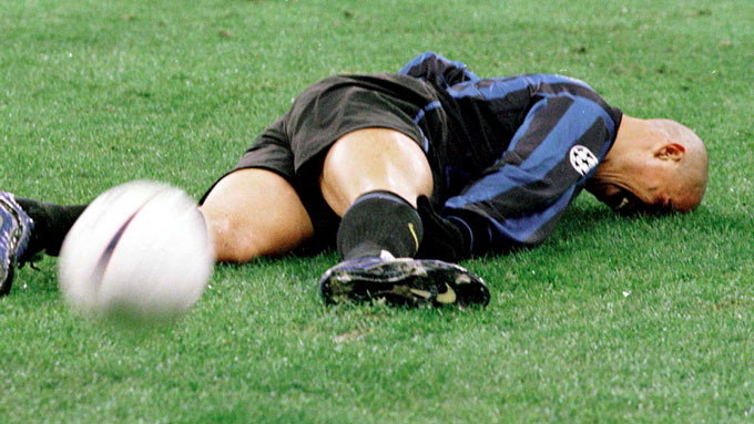 Chấn thương cách đây tròn 20 năm đã đưa sự nghiệp Ronaldo sang ngã rẽ khác