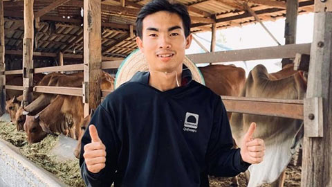 Ngôi sao U23 Thái Lan về quê chăn bò phụ giúp gia đình